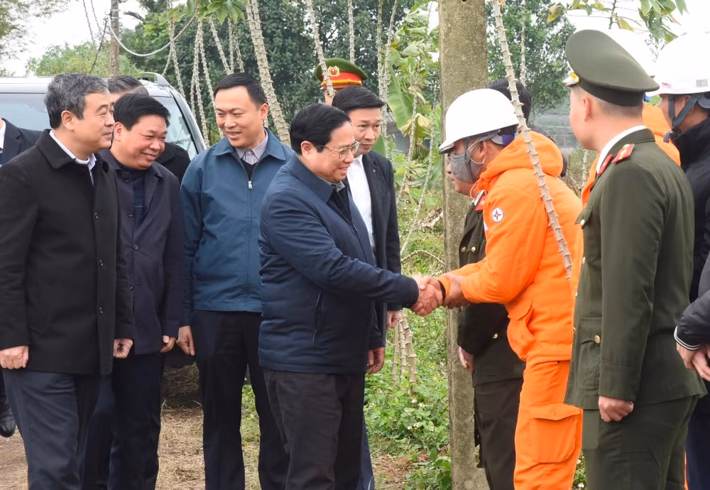 Thủ tướng Chính phủ Phạm Minh Chính đã đến kiểm tra thi công và tặng quà, động viên các lực lượng thi công Dự án xây dựng đường dây 500kV mạch 3 từ Quảng Trạch (tỉnh Quảng Bình) đến Phố Nối (tỉnh Hưng Yên). Thủ tướng Chính phủ Phạm Minh Chính đã đến kiểm tra thi công và tặng quà, động viên các lực lượng thi công Dự án xây dựng đường dây 500kV mạch 3 từ Quảng Trạch (tỉnh Quảng Bình) đến Phố Nối (tỉnh Hưng Yên).