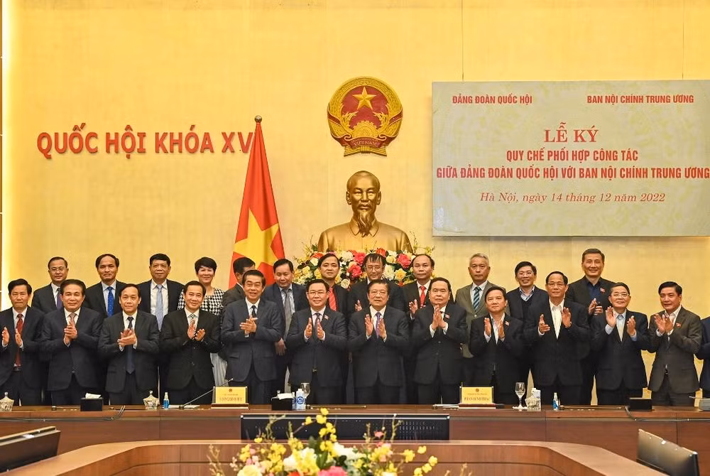 Chủ tịch Quốc hội Vương Đình Huệ và Trưởng Ban Nội chính Trung ương Phan Đình Trạc với các đại biểu dự buổi lễ.