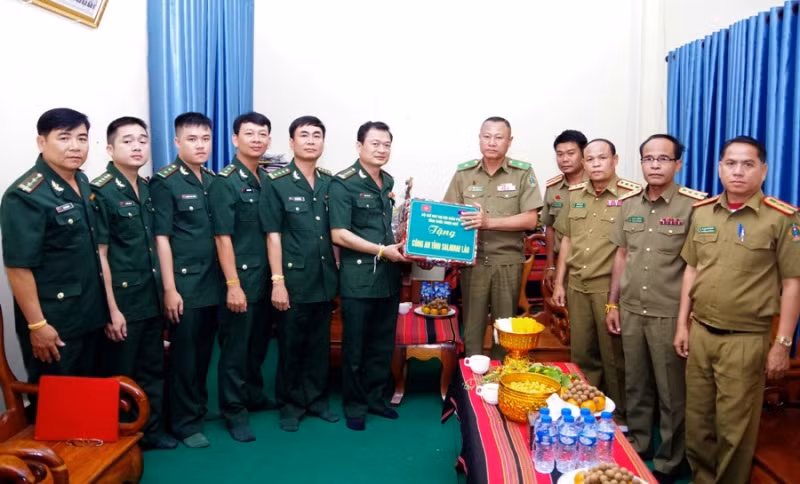 Tặng quà chúc mừng Tết Bunpimay Công an tỉnh Sa-la-van (Lào). (ảnh: Ngọc Bình)
