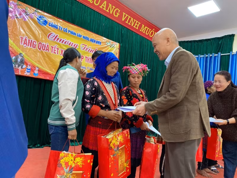 Lãnh đạo Công ty Cổ phần cấp nước Điện Biên trao quà Tết tặng hộ nghèo xã Nậm Tin, huyện Nậm Pồ, tỉnh Điện Biên. Ảnh: Lê Lan Lãnh đạo Công ty Cổ phần cấp nước Điện Biên trao quà Tết tặng hộ nghèo xã Nậm Tin, huyện Nậm Pồ, tỉnh Điện Biên. Ảnh: Lê Lan