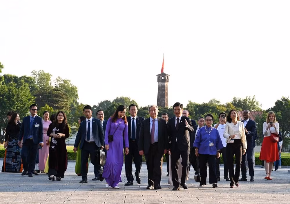 Tiếp đó, Tổng Thư ký Liên hợp quốc Antonio Guterres đã đến thăm Khu di tích trung tâm Hoàng thành Thăng Long. Tiếp đó, Tổng Thư ký Liên hợp quốc Antonio Guterres đã đến thăm Khu di tích trung tâm Hoàng thành Thăng Long.