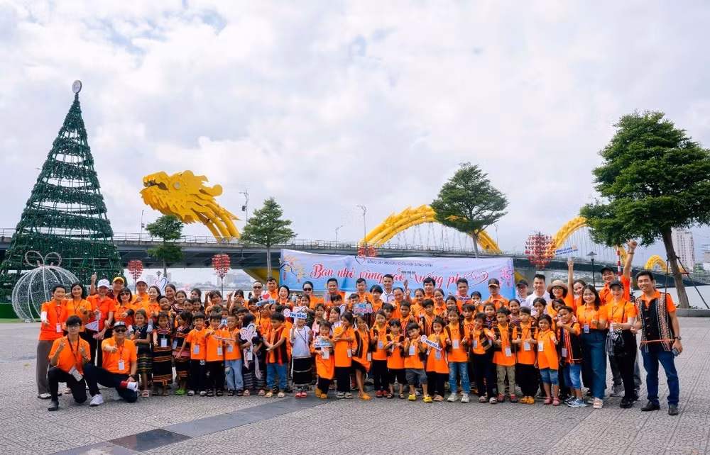 Câu lạc bộ Bạn thương nhau với hành trình đưa học trò vùng cao xuống phố. Câu lạc bộ Bạn thương nhau với hành trình đưa học trò vùng cao xuống phố.