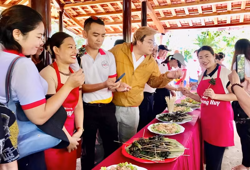Du khách trong và ngoài nước thưởng thức ẩm thực bản địa sau khi trải nghiệm hệ thống giếng cổ Gio An. Du khách trong và ngoài nước thưởng thức ẩm thực bản địa sau khi trải nghiệm hệ thống giếng cổ Gio An.