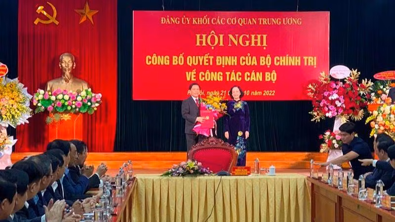 Đồng chí Trương Thị Mai trao quyết định và tặng hoa chúc mừng đồng chí Nguyễn Văn Thể.
