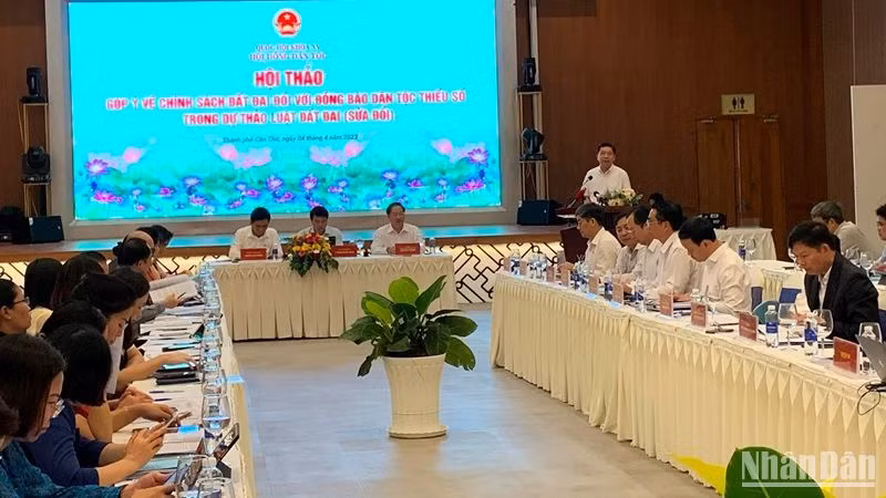 Đại biểu góp ý về chính sách đất đai đối với đồng bào dân tộc thiểu số. (Ảnh: THANH TÂM)