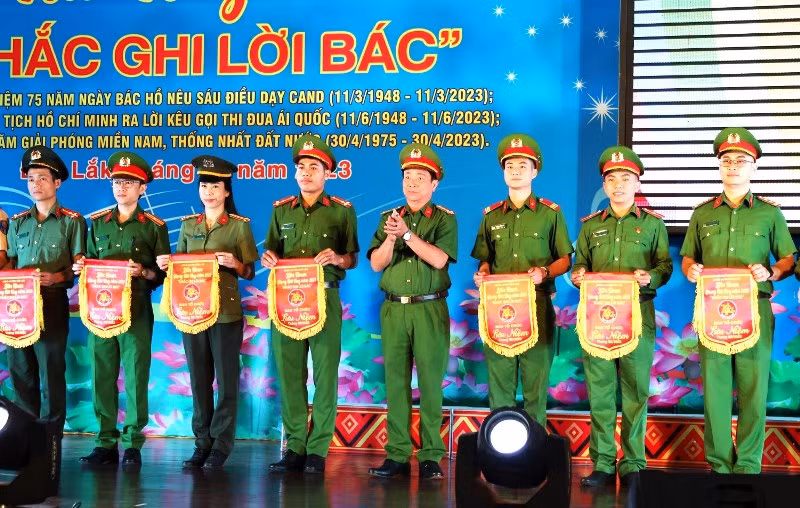 Ban Tổ chức liên hoan tặng cờ lưu niệm cho các đơn vị tham gia. 