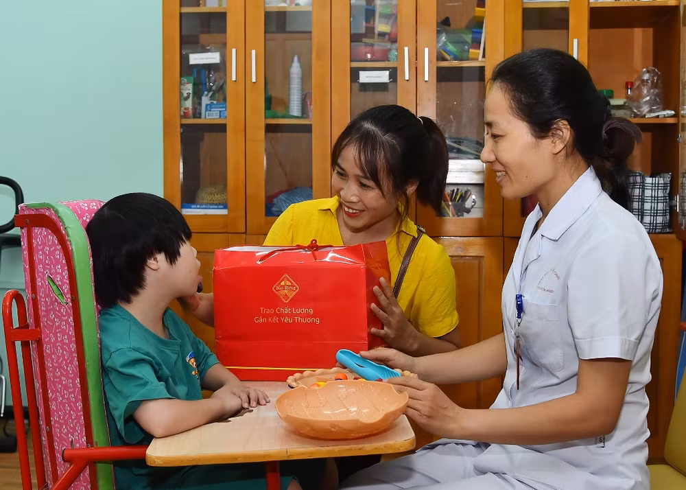 Sự đồng hành của cha mẹ cùng các y, bác sĩ, người lao động của Bệnh viện Phục hồi chức năng Hà Nội cùng đoàn viên, thanh niên Báo Nhân Dân, Ngân hàng BIDV và những nhà hảo tâm đã mang đến cho các em nhỏ nơi đây có một ngày Tết Trung thu đầm ấm.