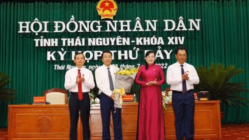 Lãnh đạo tỉnh Thái Nguyên chúc mừng đồng chí Nguyễn Thanh Bình (thứ hai bên trái qua).