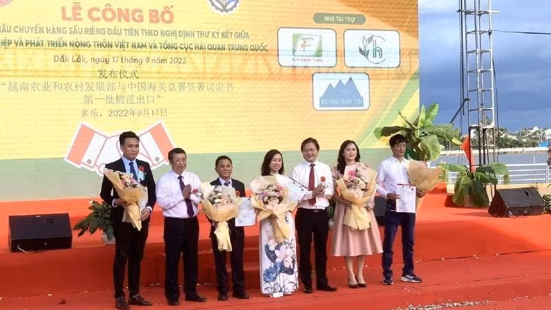 Lãnh đạo Cục Bảo vệ thực vật, Bộ Nông nghiệp và Phát triển nông thôn trao chứng thư kiểm dịch thực vật cho 5 doanh nghiệp xuất khẩu chuyến hàng sầu riêng đầu tiên xuất khẩu theo đường chính ngạch sang Trung Quốc.
