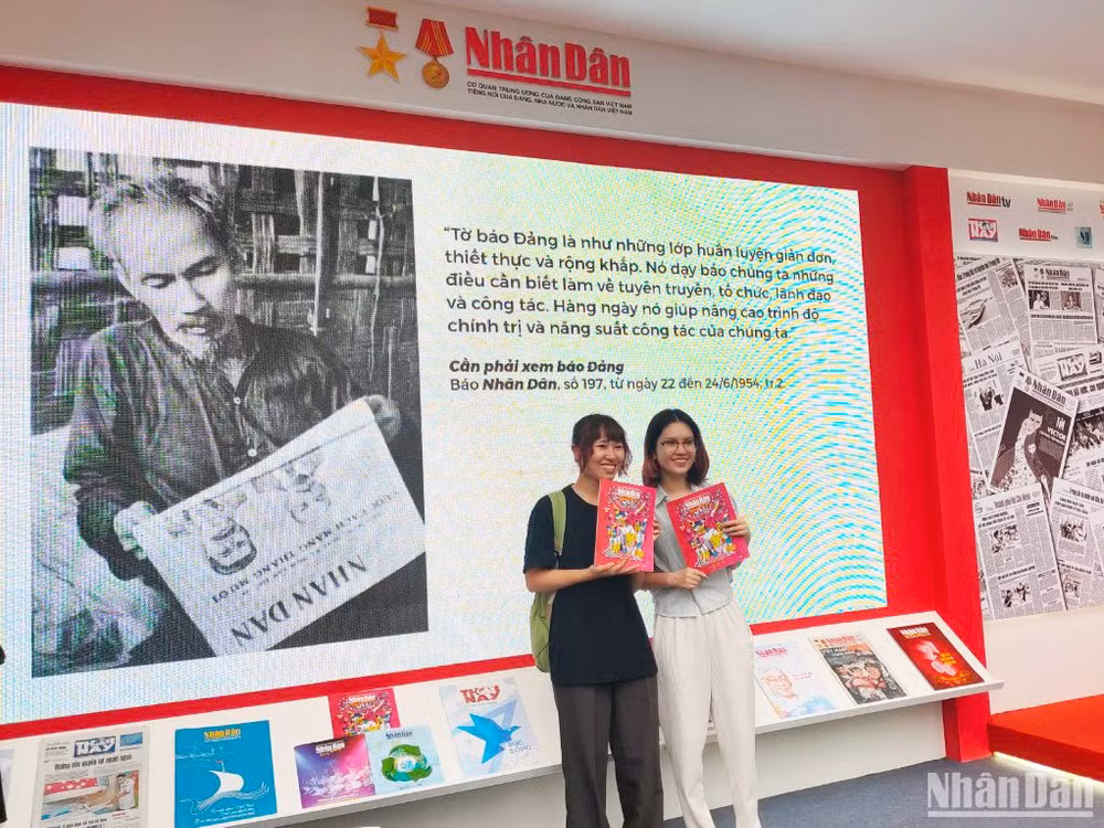 Báo Nhân Dân mang đến Hội báo những tác phẩm được kỳ công trau chuốt từ nội dung đến trình bày. Ngoài giới thiệu các ẩn phẩm báo in: Báo Nhân Dân hằng ngày, Báo Nhân Dân cuối tuần, Báo Nhân Dân hằng tháng, Thời Nay; báo điện tử với 6 thứ tiếng, các tác phẩm truyền hình của kênh Truyền hình Nhân Dân, Báo Nhân Dân cũng giới thiệu 6 chuyên trang về 6 vùng kinh tế-xã hội: Trang Đồng bằng Sông Hồng; trang Trung du và miền núi Bắc Bộ; trang Bắc Trung Bộ và duyên hải Trung Bộ, trang Tây Nguyên, trang Đồng bằng sông Cửu Long, trang Đông Nam Bộ. Báo Nhân Dân mang đến Hội báo những tác phẩm được kỳ công trau chuốt từ nội dung đến trình bày. Ngoài giới thiệu các ẩn phẩm báo in: Báo Nhân Dân hằng ngày, Báo Nhân Dân cuối tuần, Báo Nhân Dân hằng tháng, Thời Nay; báo điện tử với 6 thứ tiếng, các tác phẩm truyền hình của kênh Truyền hình Nhân Dân, Báo Nhân Dân cũng giới thiệu 6 chuyên trang về 6 vùng kinh tế-xã hội: Trang Đồng bằng Sông Hồng; trang Trung du và miền núi Bắc Bộ; trang Bắc Trung Bộ và duyên hải Trung Bộ, trang Tây Nguyên, trang Đồng bằng sông Cửu Long, trang Đông Nam Bộ.