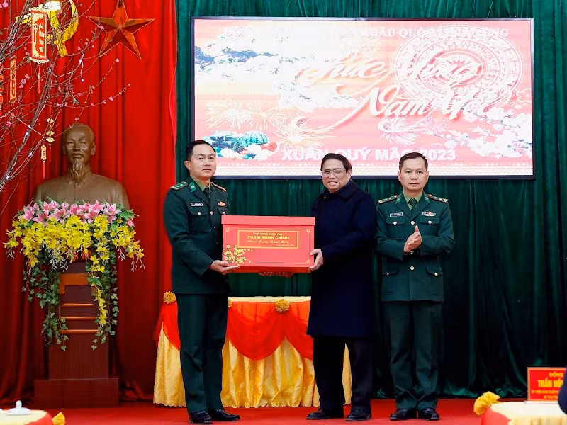 [Ảnh] Thủ tướng Phạm Minh Chính thăm, động viên và chúc Tết cán bộ, chiến sĩ Đồn Biên phòng Tà Lùng ảnh 12