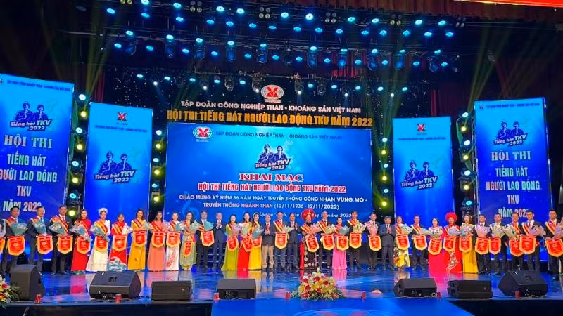 Ban Tổ chức tặng cờ lưu niệm cho các đơn vị tham dự Hội thi Tiếng hát người lao động TKV năm 2022.