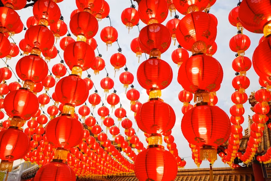 Chùa Thean Hou ở Kuala Lumpur, Malaysia treo đèn lồng đỏ đón Tết Nguyên đán Giáp Thìn. (Ảnh: THX/TTXVN)