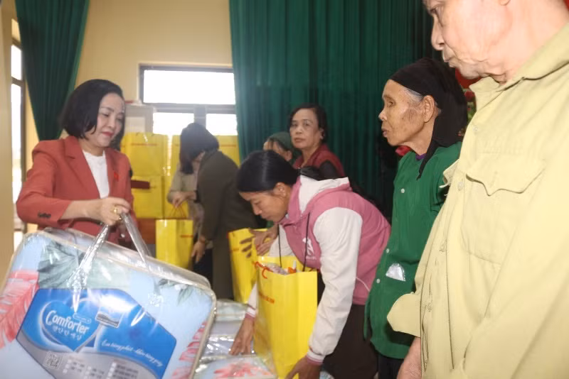 Nhiều cơ quan Trung ương quan tâm hỗ trợ tặng quà Tết cho các gia đình chính sách tại Bắc Kạn. (Trong ảnh: Lãnh đạo Ban Công tác đại biểu của Quốc hội tặng quà cho hộ nghèo ở xã Bình Văn, huyện Chợ Mới). (Ảnh: LÊ TRANG). Nhiều cơ quan Trung ương quan tâm hỗ trợ tặng quà Tết cho các gia đình chính sách tại Bắc Kạn. (Trong ảnh: Lãnh đạo Ban Công tác đại biểu của Quốc hội tặng quà cho hộ nghèo ở xã Bình Văn, huyện Chợ Mới). (Ảnh: LÊ TRANG).