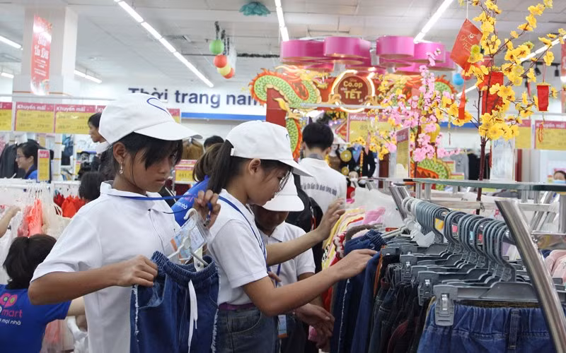 Lần đầu được đi siêu thị mua quần áo mới. Lần đầu được đi siêu thị mua quần áo mới.