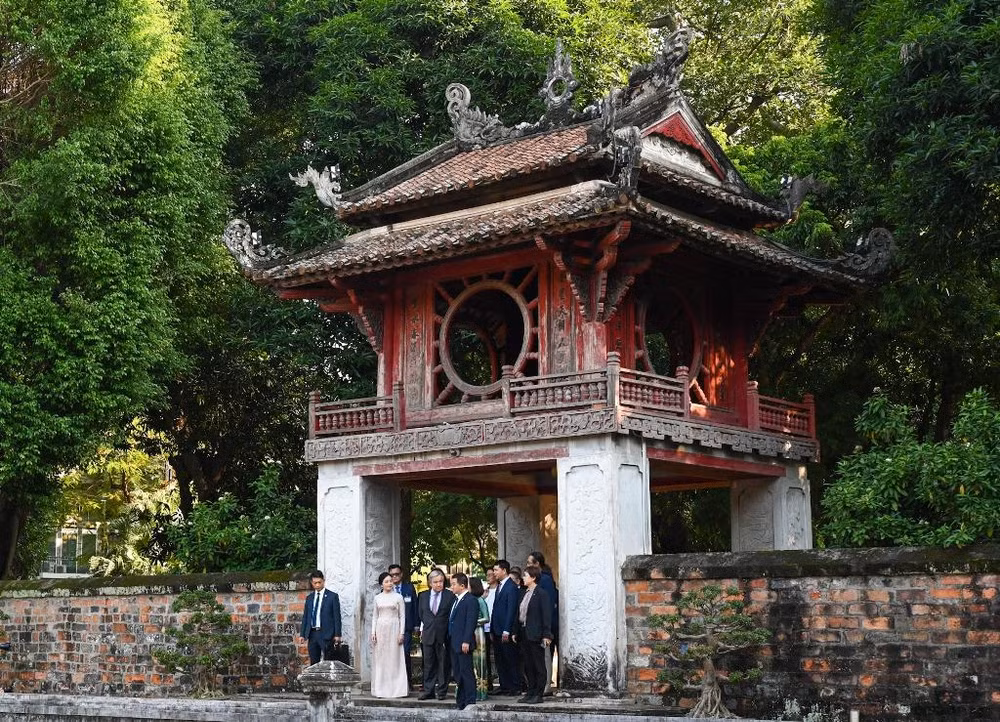 Tổng Thư ký Liên hợp quốc tại Khuê Văn Các bên trong Văn Miếu-Quốc Tử Giám. Khuê Văn Các được chọn làm biểu trưng chính thức của Thủ đô Hà Nội từ năm 1999. Tổng Thư ký Liên hợp quốc tại Khuê Văn Các bên trong Văn Miếu-Quốc Tử Giám. Khuê Văn Các được chọn làm biểu trưng chính thức của Thủ đô Hà Nội từ năm 1999.