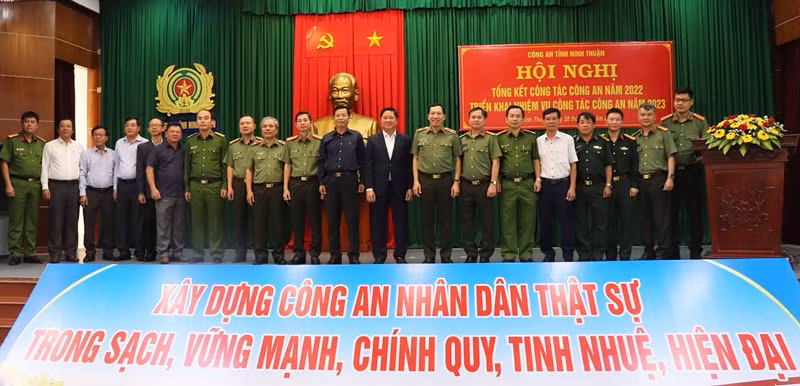 Các đồng chí lãnh đạo tỉnh Ninh Thuận; nguyên lãnh đạo Công an tỉnh Ninh Thuận qua các thời kỳ; đại biểu các sở, ban, ngành tỉnh Ninh Thuận chụp ảnh lưu niệm với Thứ trưởng Công an Lê Văn Tuyến và lãnh đạo Công an tỉnh tại hội nghị.