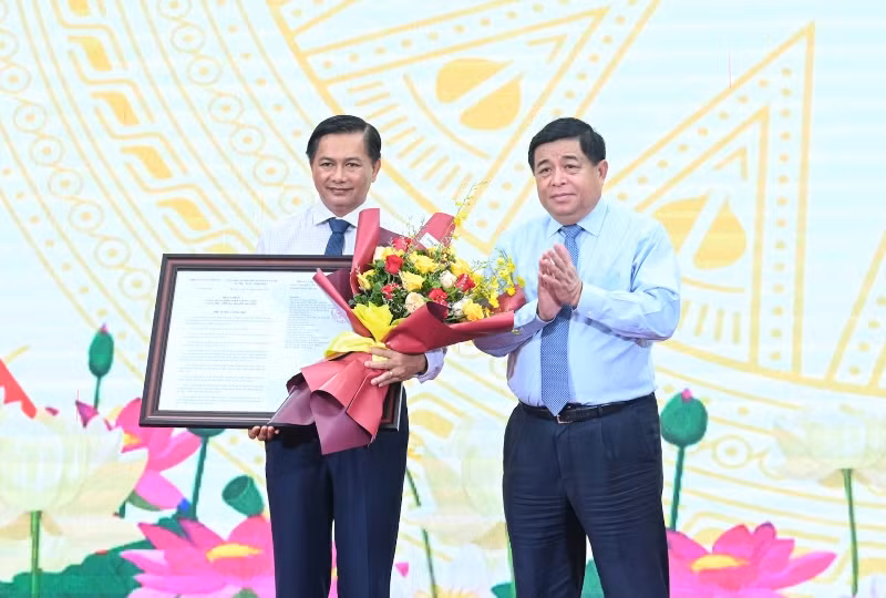 Bộ trưởng Kế hoạch và Đầu tư Nguyễn Chí Dũng trao Quyết định của Thủ tướng Chính phủ phê duyệt Quy hoạch tỉnh Sóc Trăng thời kỳ 2021-2030, tầm nhìn đến năm 2050 cho tỉnh Sóc Trăng. (Ảnh Duy Linh) Bộ trưởng Kế hoạch và Đầu tư Nguyễn Chí Dũng trao Quyết định của Thủ tướng Chính phủ phê duyệt Quy hoạch tỉnh Sóc Trăng thời kỳ 2021-2030, tầm nhìn đến năm 2050 cho tỉnh Sóc Trăng. (Ảnh Duy Linh)