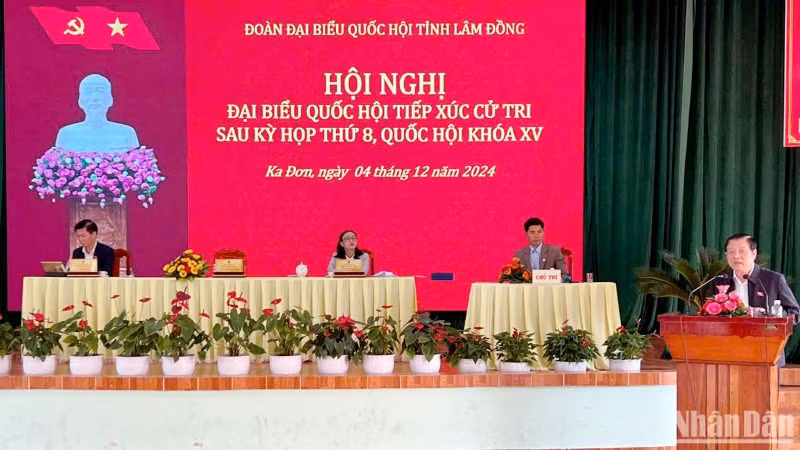 Đồng chí Phan Đình Trạc và các đại biểu Quốc hội khóa XV tỉnh Lâm Đồng tiếp xúc cử tri tại xã Ka Đơn, huyện Đơn Dương.