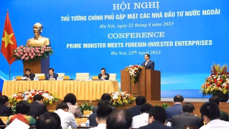 Thủ tướng Phạm Minh Chính phát biểu tại Hội nghị gặp mặt các nhà đầu tư nước ngoài, ngày 22/4. (Ảnh: Trần Hải)