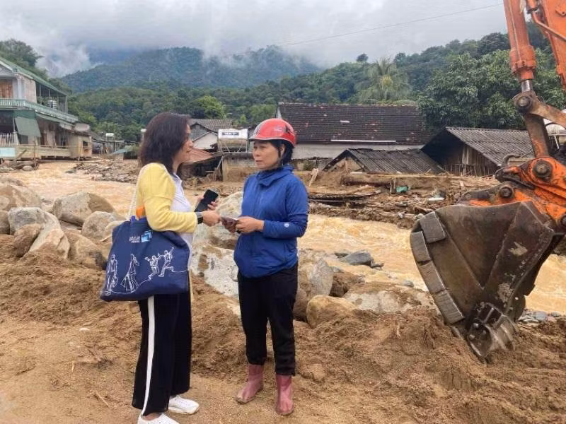 Đại diện Tập đoàn Masan thăm hỏi và chia sẻ cùng cô Đào Thị Kim Oanh, Hiệu trưởng Trường mầm non bản Hòa Sơn, xã Cà Tạ, huyện Kỳ Sơn, tỉnh Nghệ An.