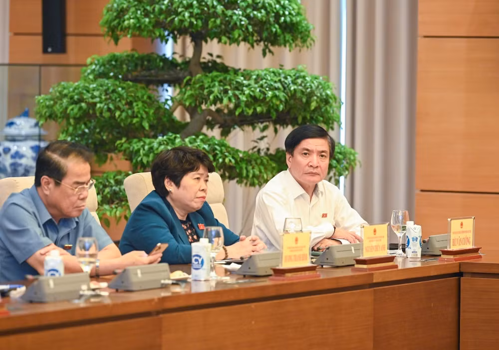 Tổng Thư ký, Chủ nhiệm Văn phòng Quốc hội Bùi Văn Cường; Chủ nhiệm Ủy ban Xã hội Nguyễn Thúy Anh; Trưởng Ban Dân nguyện Dương Thanh Bình dự cuộc gặp mặt.