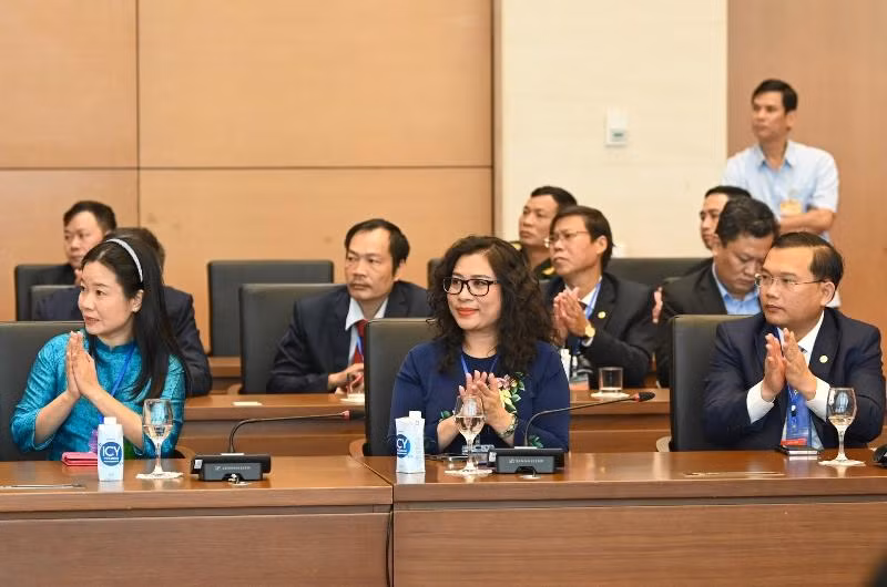 Đoàn đại biểu những người làm xuất bản tiêu biểu dự buổi gặp mặt. (Ảnh Duy Linh) Đoàn đại biểu những người làm xuất bản tiêu biểu dự buổi gặp mặt. (Ảnh Duy Linh)