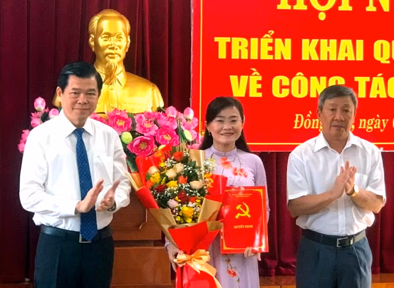 Bí thư Tỉnh ủy Đồng Nai Nguyễn Hồng Lĩnh và Phó Bí thư Thường trực Tỉnh ủy Hồ Thanh Sơn trao quyết định, tặng hoa chúc mừng đồng chí Bùi Thị Bích Thủy.