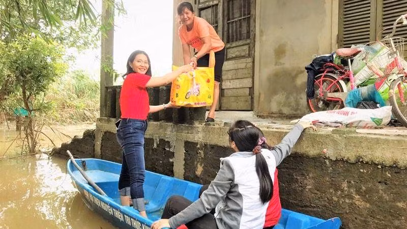 Tặng 400 phần quà hỗ trợ người dân bão, lũ ở Đà Nẵng và Thừa Thiên Huế 