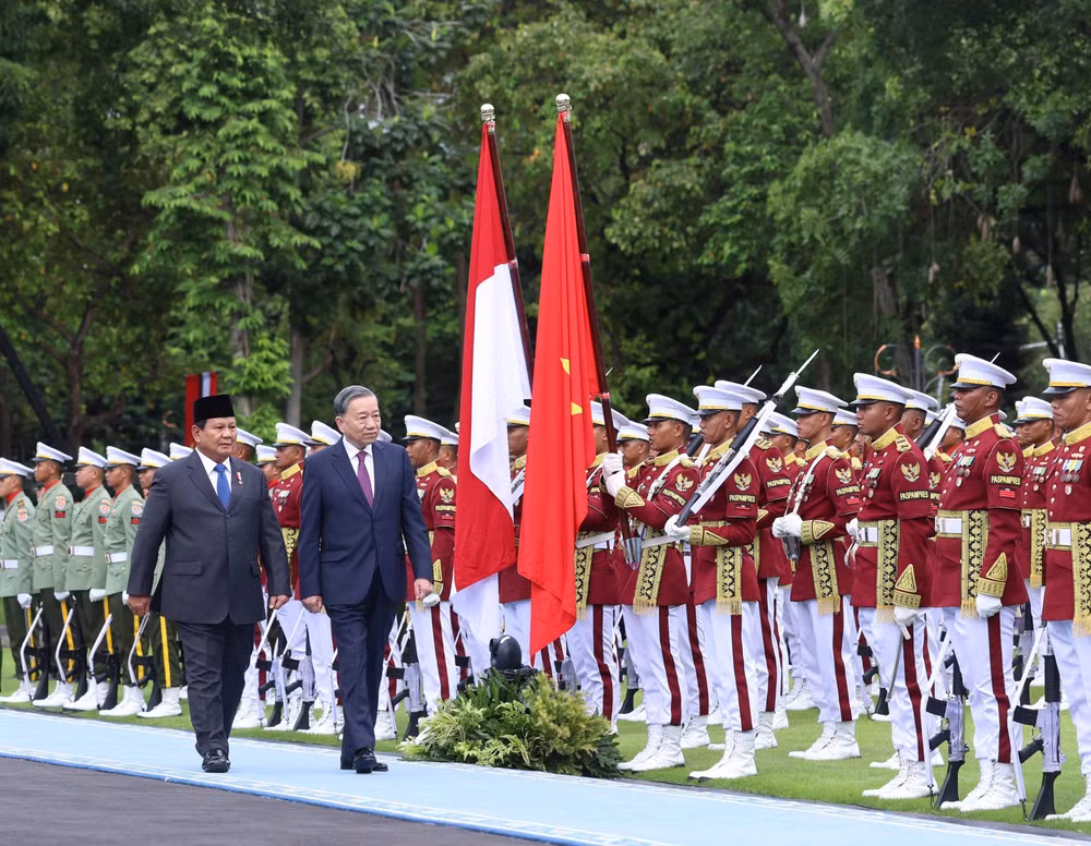 Tổng Bí thư Tô Lâm và Tổng thống Cộng hòa Indonesia, Chủ tịch Đảng Phong trào Indonesia vĩ đại (Gerindra) Prabowo Subianto duyệt đội danh dự. Ảnh: Thống Nhất/TTXVN Tổng Bí thư Tô Lâm và Tổng thống Cộng hòa Indonesia, Chủ tịch Đảng Phong trào Indonesia vĩ đại (Gerindra) Prabowo Subianto duyệt đội danh dự. Ảnh: Thống Nhất/TTXVN
