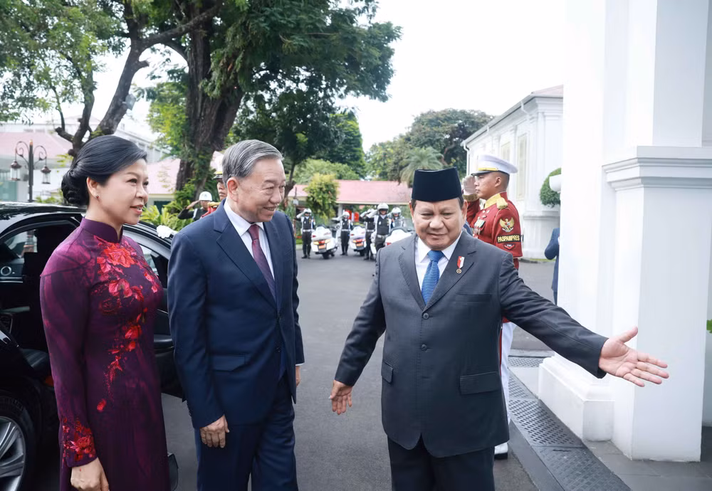 Tổng thống Cộng hòa Indonesia, Chủ tịch Đảng Phong trào Indonesia vĩ đại (Gerindra) Prabowo Subianto đón Tổng Bí thư Tô Lâm và Phu nhân. Ảnh: Thống Nhất/TTXVN Tổng thống Cộng hòa Indonesia, Chủ tịch Đảng Phong trào Indonesia vĩ đại (Gerindra) Prabowo Subianto đón Tổng Bí thư Tô Lâm và Phu nhân. Ảnh: Thống Nhất/TTXVN
