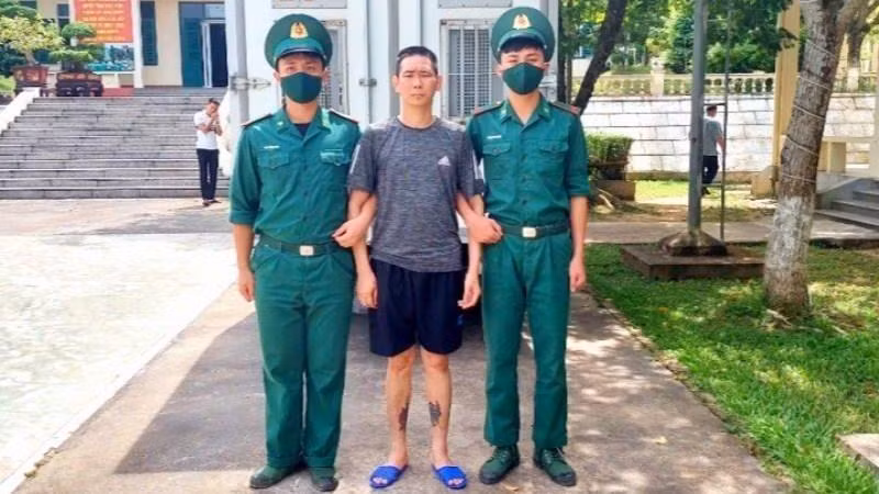 Đối tượng Trần Văn Hiệu (giữa).