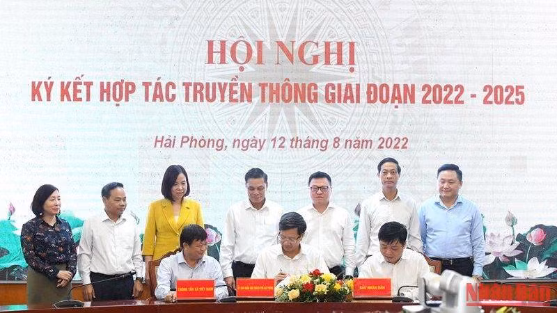 Ký kết hợp tác truyền thông giữa thành phố Hải Phòng với Báo Nhân Dân và Thông tấn xã Việt Nam. (Ảnh: Thành Đạt)