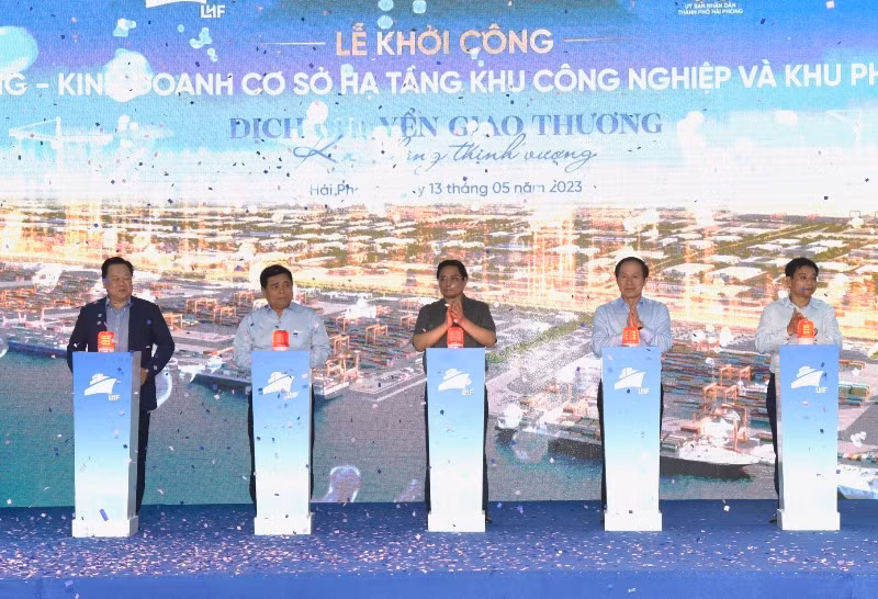 Thủ tướng Phạm Minh Chính Và các đại biểu thực hiện nghi thức khởi công. (Ảnh: Trần Hải) Thủ tướng Phạm Minh Chính Và các đại biểu thực hiện nghi thức khởi công. (Ảnh: Trần Hải)