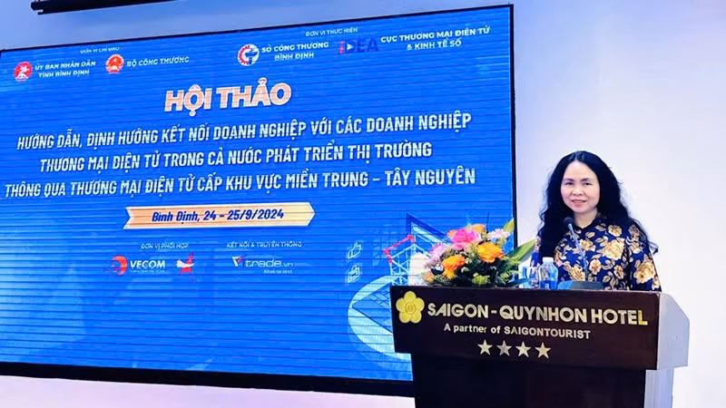 Bà Lê Hoàng Oanh, Cục trưởng Thương mại điện tử và Kinh tế số (Bộ Công thương) phát biểu ý kiến tại hội nghị.