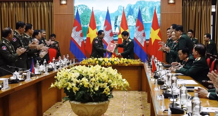 Bộ trưởng Quốc phòng hai nước ký Kế hoạch hợp tác năm 2023 giữa Bộ Quốc phòng Việt Nam và Bộ Quốc phòng Vương quốc Campuchia.