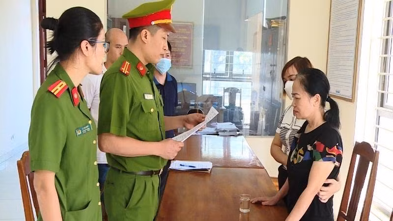 Cơ quan công an thi hành quyết định khởi tố, tạm giữ hình sự bị can để điều tra mở rộng vụ án.