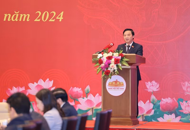 Phó Chủ tịch Quốc hội Nguyễn Khắc Định báo cáo tại hội nghị.