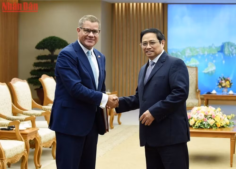 Thủ tướng Phạm Minh Chính đón ông Alok Kumar Sharma, Chủ tịch COP26. Thủ tướng Phạm Minh Chính đón ông Alok Kumar Sharma, Chủ tịch COP26.