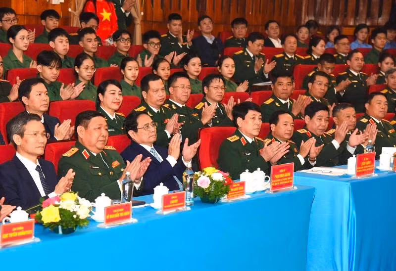 Thủ tướng Phạm Minh Chính và các đồng chí lãnh đạo tại buổi đến thăm.