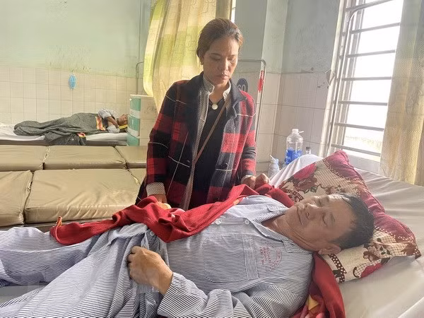 Tài xế Nguyễn Tú Sinh - người may mắn sống sót sau vụ tai nạn kinh hoàng làm 3 thành viên của Câu lạc bộ Bóng đá Hoàng Anh Gia Lai tử vong, hiện đang được điều trị tại Bệnh viện Đa khoa tỉnh Gia Lai. (Ảnh: Quang Thái/TTXVN)