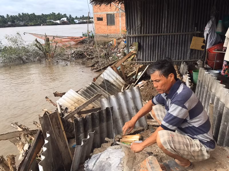 Đoạn sông Mỏ Cày (thị trấn Mỏ Cày, huyện Mỏ Cày Nam) thường xuyên bị sạt lở ảnh hưởng cuộc sống người dân.
