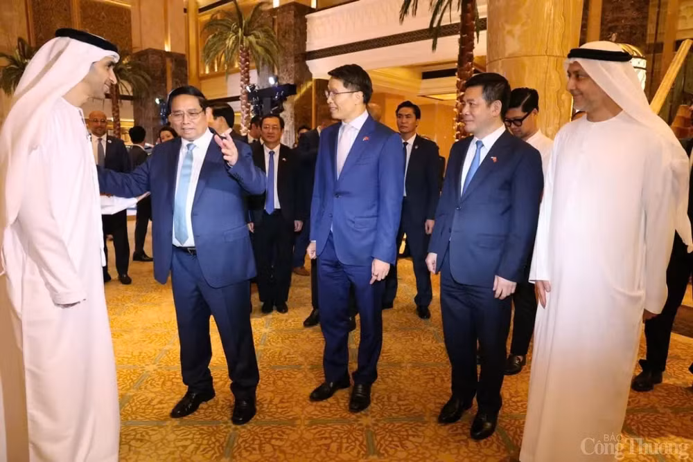 Thủ tướng Phạm Minh Chính trao đổi với Quốc vụ khanh phụ trách ngoại thương của Bộ Kinh tế, Bộ trưởng chuyên trách về thu hút nhân tài của UAE Thani bin Ahmed Al Zeyoudi bên lề sự kiện ra mắt thương hiệu ô tô của Vinfast Thủ tướng Phạm Minh Chính trao đổi với Quốc vụ khanh phụ trách ngoại thương của Bộ Kinh tế, Bộ trưởng chuyên trách về thu hút nhân tài của UAE Thani bin Ahmed Al Zeyoudi bên lề sự kiện ra mắt thương hiệu ô tô của Vinfast