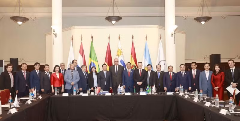 Chủ tịch Quốc hội Vương Đình Huệ và ông Gustavo Penades (bên phải), Chủ tịch Nghị viện Mercosur với đại biểu. (Ảnh: Doãn Tấn/TTXVN) Chủ tịch Quốc hội Vương Đình Huệ và ông Gustavo Penades (bên phải), Chủ tịch Nghị viện Mercosur với đại biểu. (Ảnh: Doãn Tấn/TTXVN)