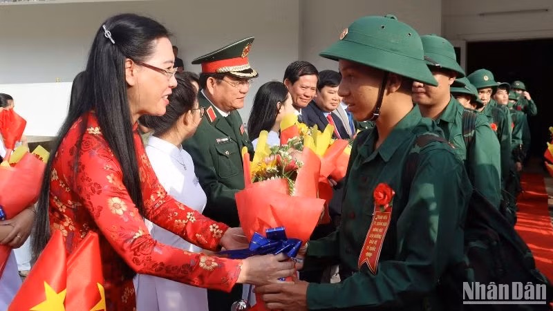 Bí thư Tỉnh ủy Quảng Ngãi Bùi Thị Quỳnh Vân tặng hoa, động viên tân binh thành phố Quảng Ngãi lên đường nhập ngũ. 