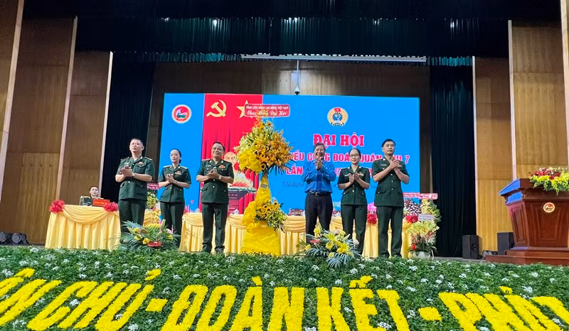 Ông Trần Thanh Hải, Phó Chủ tịch Thường trực Tổng Liên đoàn Lao động Việt Nam tặng hoa chúc mừng đại hội.