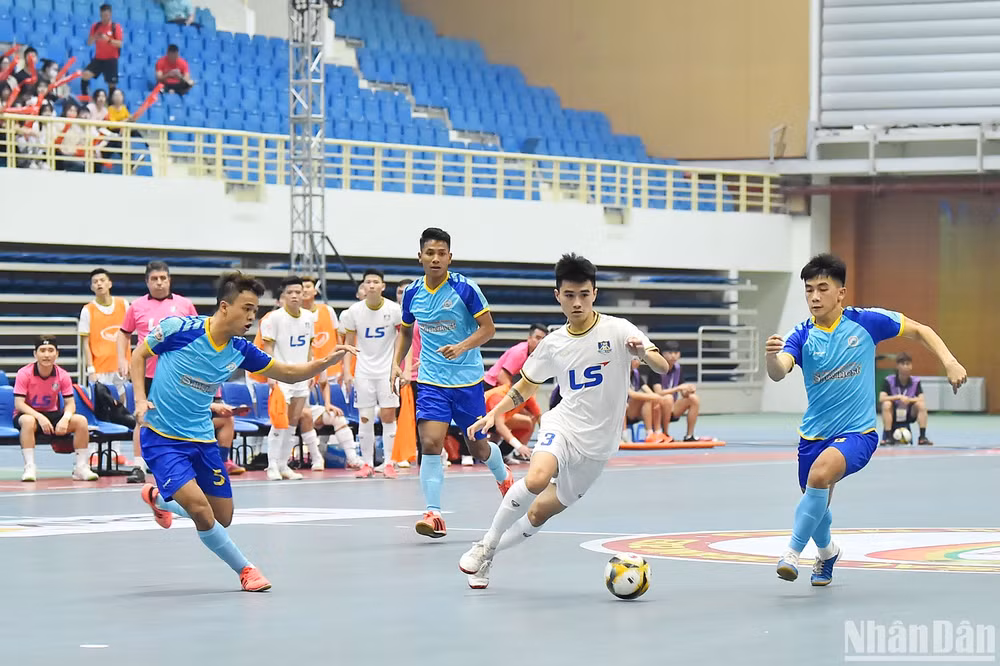 Trận cầu tâm điểm của lượt trận thứ hai của Giải Futsal HDBank vô địch quốc gia 2023 giữa đội chủ nhà Thái Sơn Bắc (áo trắng) và Sanvinet Khánh Hoà (áo xanh) diễn ra với chất lượng chuyên môn cao đúng như kỳ vọng của giới chuyên môn. Trận cầu tâm điểm của lượt trận thứ hai của Giải Futsal HDBank vô địch quốc gia 2023 giữa đội chủ nhà Thái Sơn Bắc (áo trắng) và Sanvinet Khánh Hoà (áo xanh) diễn ra với chất lượng chuyên môn cao đúng như kỳ vọng của giới chuyên môn.