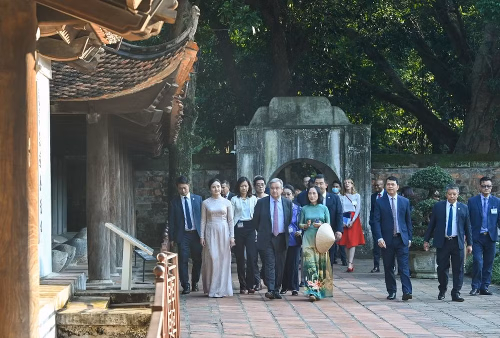 Tổng Thư ký Liên hợp quốc nghe giới thiệu về Bia Tiến sĩ Văn Miếu. Tổng Thư ký Liên hợp quốc nghe giới thiệu về Bia Tiến sĩ Văn Miếu.