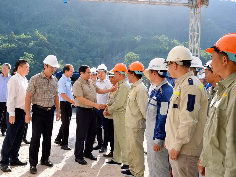 Thủ tướng Phạm Minh Chính đến thăm cán bộ, công nhân trên công trường thi công tuyến đường thành phố Bắc Kạn-Ba Bể kết nối sang Na Hang (Tuyên Quang).