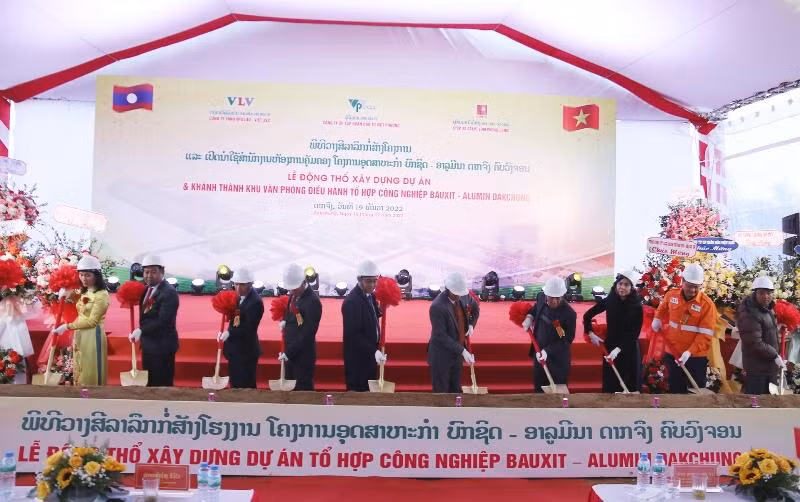 Các đại biểu thực hiện nghi thức động thổ xây dựng dự án. (Ảnh: Trịnh Dũng)